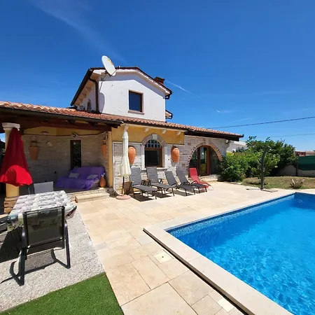 Feriehus House Mit Pool